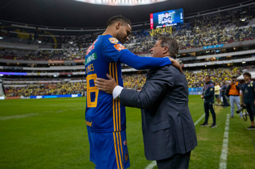 Diego Reyes y Miguel Herrera se saludan en el partido