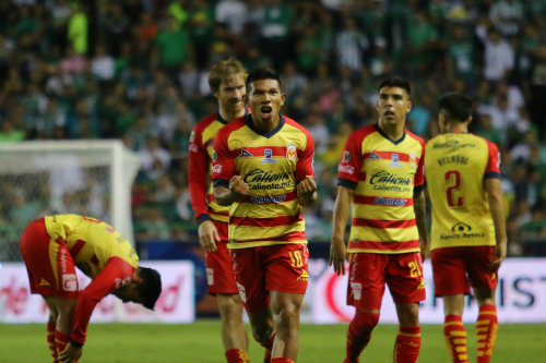 Edison Flores y los jugadores del Morelia festejan un gol