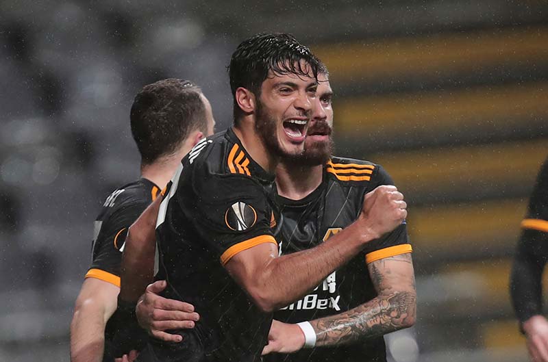 Raúl Jiménez festeja un gol con los Wolves