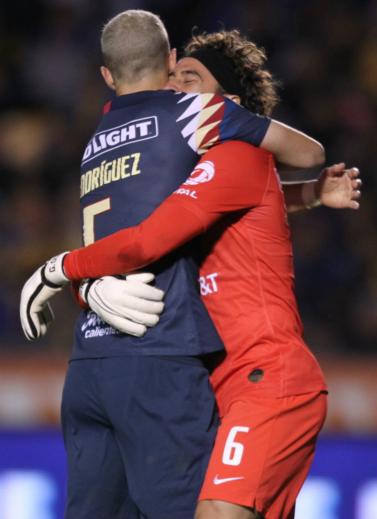 Guillermo Ochoa y Guido Rodríguez celebrando el pase a Semifinales
