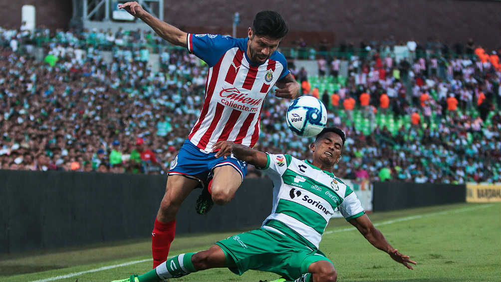 José Juan pela un balón ante Oribe Peralta en el TSM