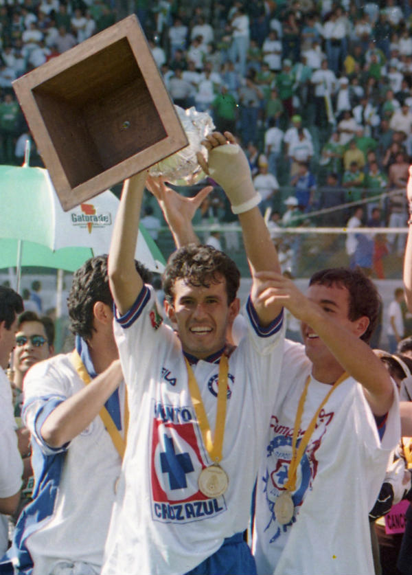 Cruz Azul levantando la copa en 1997