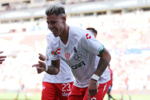 Chicote Calderon festeja un gol con Necaxa