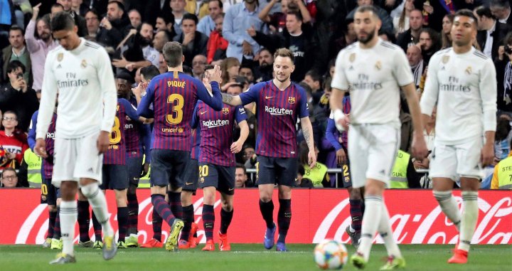 Jugadores del Barcelona celebran un gol en el Clásico