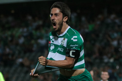 José Abella festeja un gol con Santos Laguna