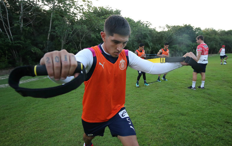 Víctor Guzmán en pretemporada con Chivas