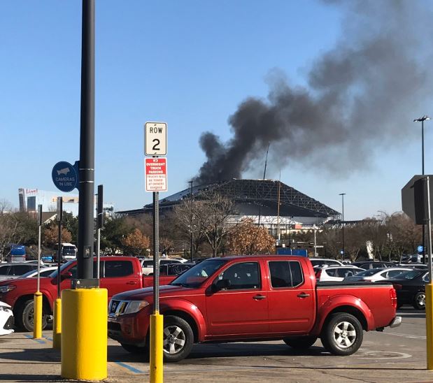 Panorámica del incendio del inmueble de los Texas Rangers