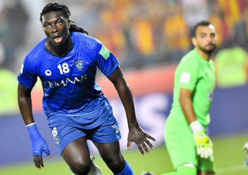 Bafetimbi Gomis celebra su gol ante el Esperance