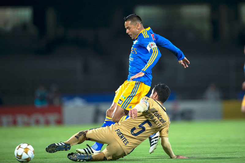 Fuentes disputa un balón con Juninho en el Apertura 2016