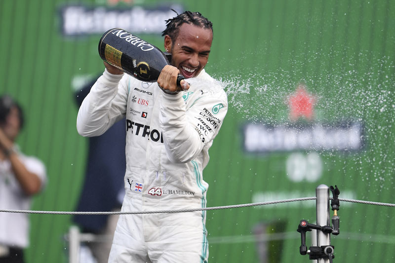 Lewis Hamilton celebra en el Gran Premio de México