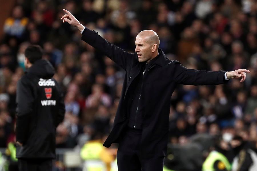 Zidane da una indicación a sus jugadores