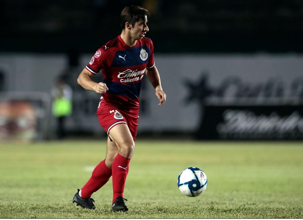 Brizuela conduce el balón en un juego de Chivas