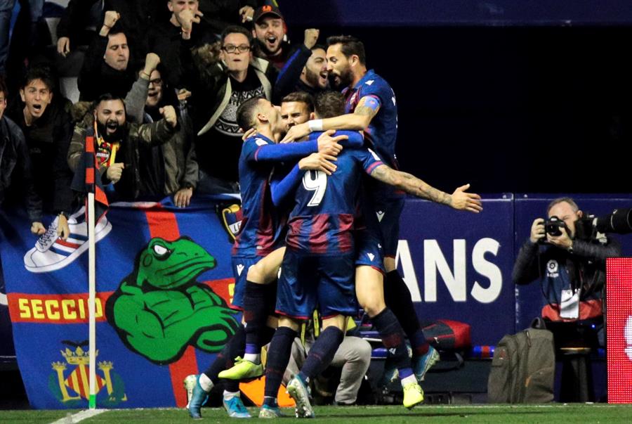 Jugadores del Levante celebran gol contra Celta