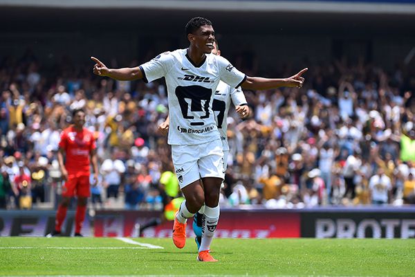 Jeison Angulo festeja un gol con Pumas 