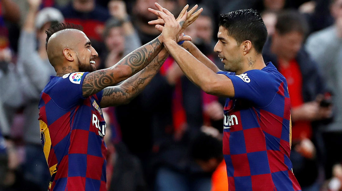 Arturo Vidal y Luis Suárez celebrando un gol