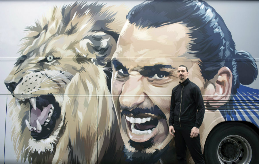 El sueco posa con una imagen suya y de un león
