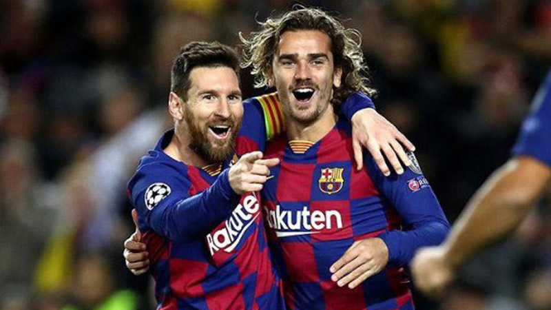 Messi y Griezmann celebra una anotación en España 