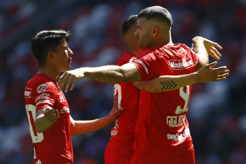 Gigliotti festejando gol con Toluca