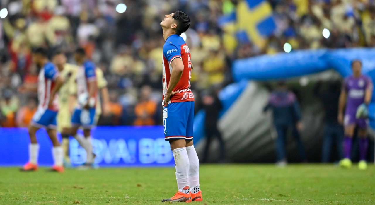 Alan Pulido en lamento durante un partido de Chivas