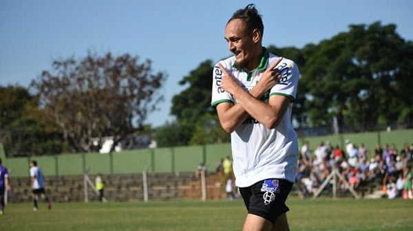 Nico Sosa festeja un gol con Racing Club de Montevideo