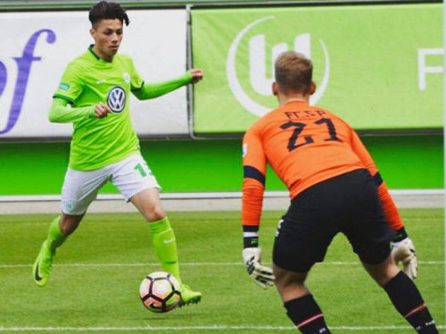 Adrián Goransch conduce la redonda en duelo del Wolfsburg