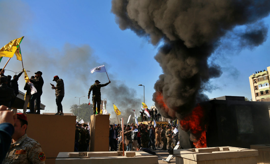 Manifestantes en la embajada de Estados Unidos en Bagdad