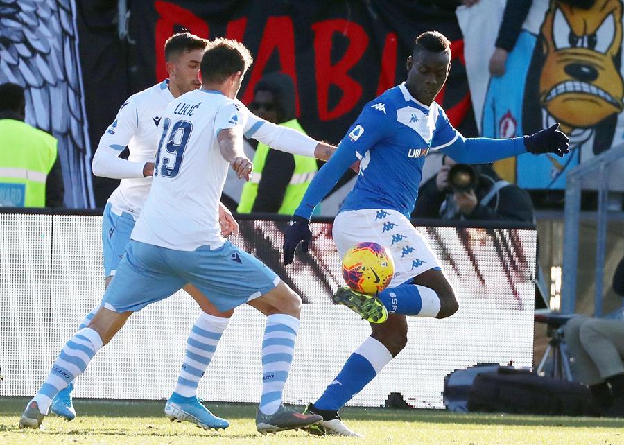 Mario Balotelli disputa el balón contra Lazio
