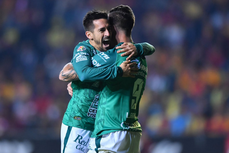 Jugadores de León en celebración de gol