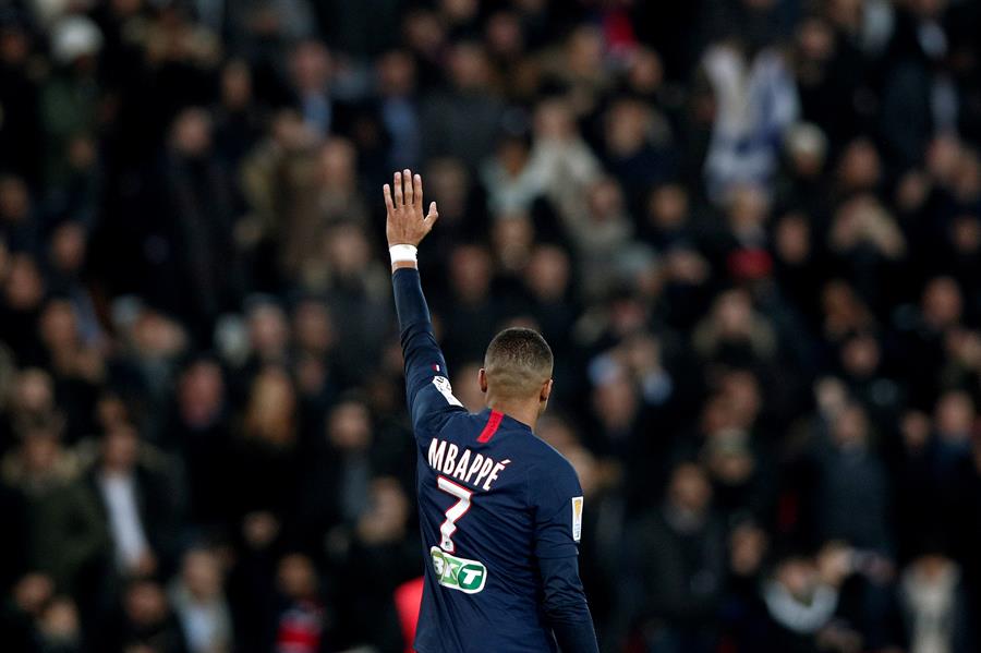 Kylian Mbappé saluda en un juego del PSG