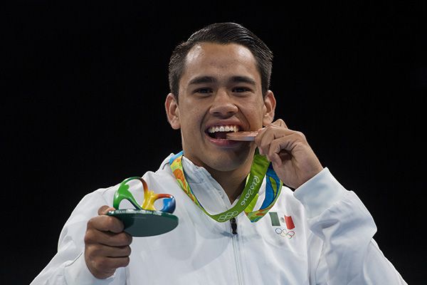 Misael Rodríguez presume su medalla de bronce