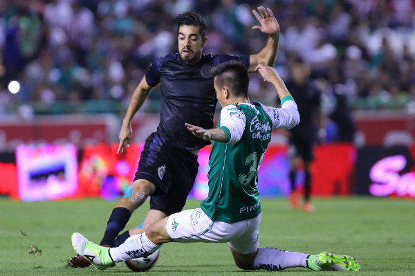 González en acción ante Rodolfo Pizarro