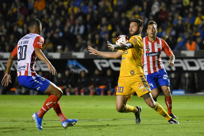 Gignac en jugada contra Atlético de San Luis