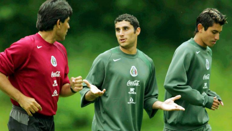 Carmona y Suárez platican en un entrenamiento del Tri 