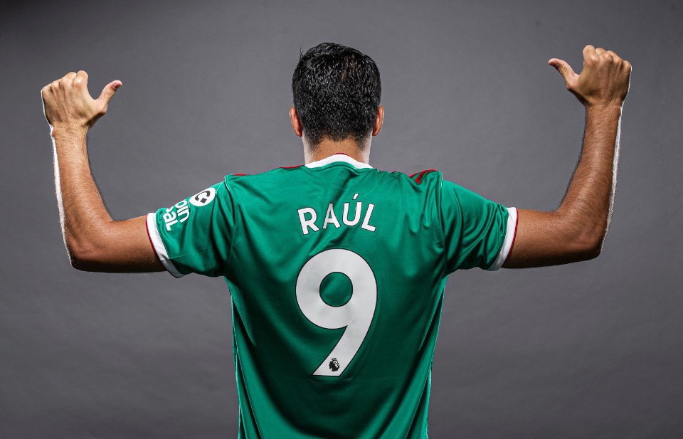 Raúl posa con la playera del Wolves