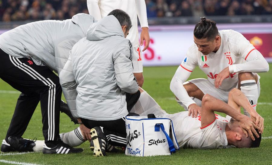 Cristiano Ronaldo acompaña a Merih Demiral mientras es atendido