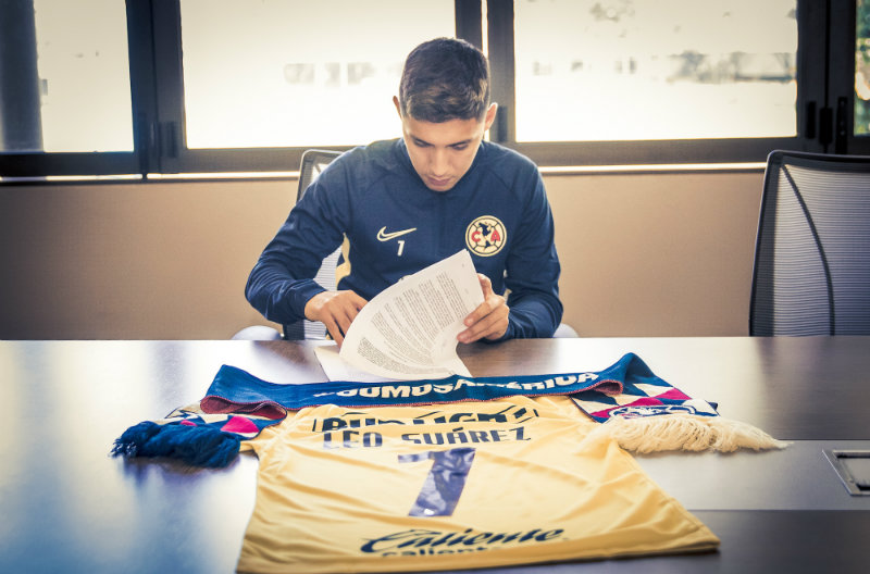 Leo Suárez firmando con las Águilas