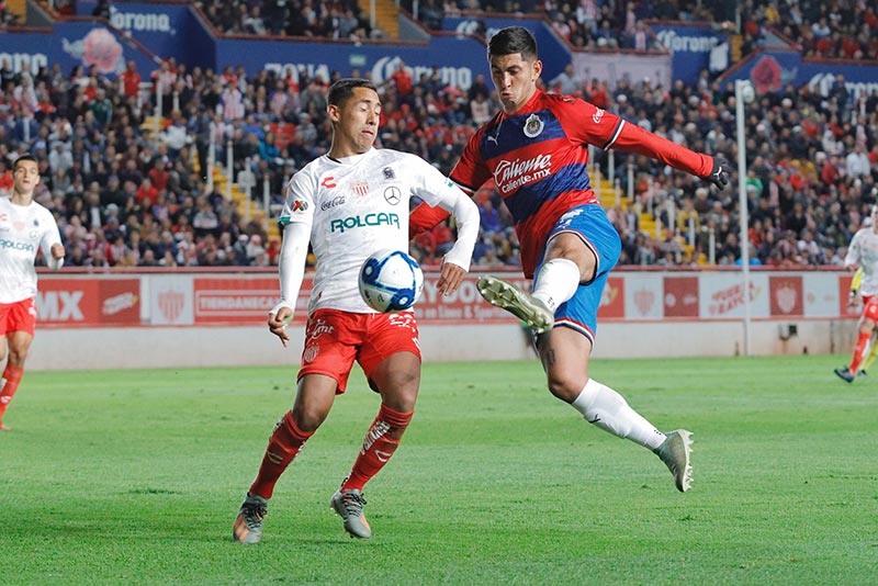 Víctor Guzmán durante un partido de Chivas