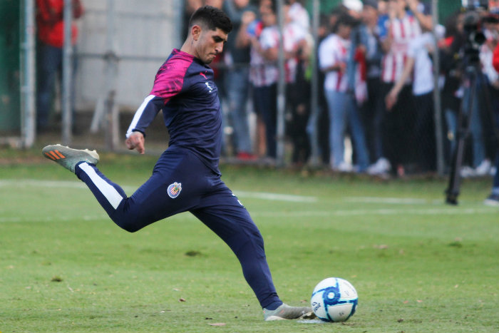 Guzmán, en un entrenamiento de Chivas