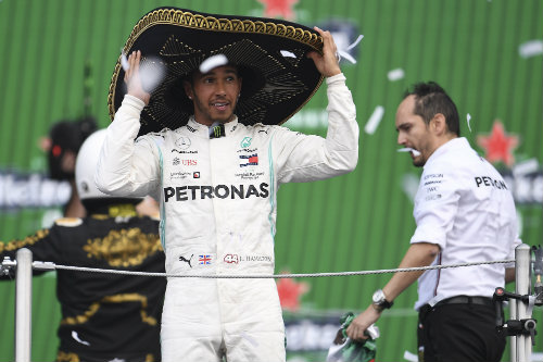 Lewis Hamilton celebra su victoria en el Hermanos Rodríguez