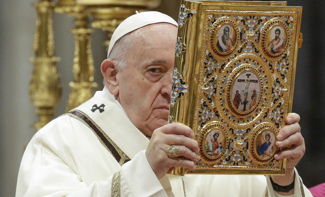 Papa Francisco sostiene el libro de las escrituras durante la misa de la Epifanía