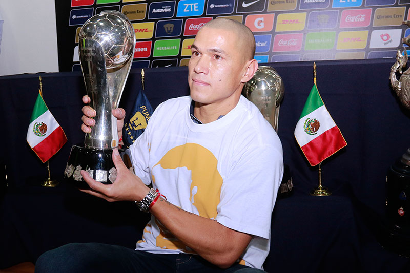 Darío Verón levanta el trofeo de la Liga MX