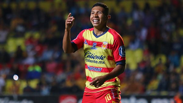Edison Flores festeja un gol con Morelia  