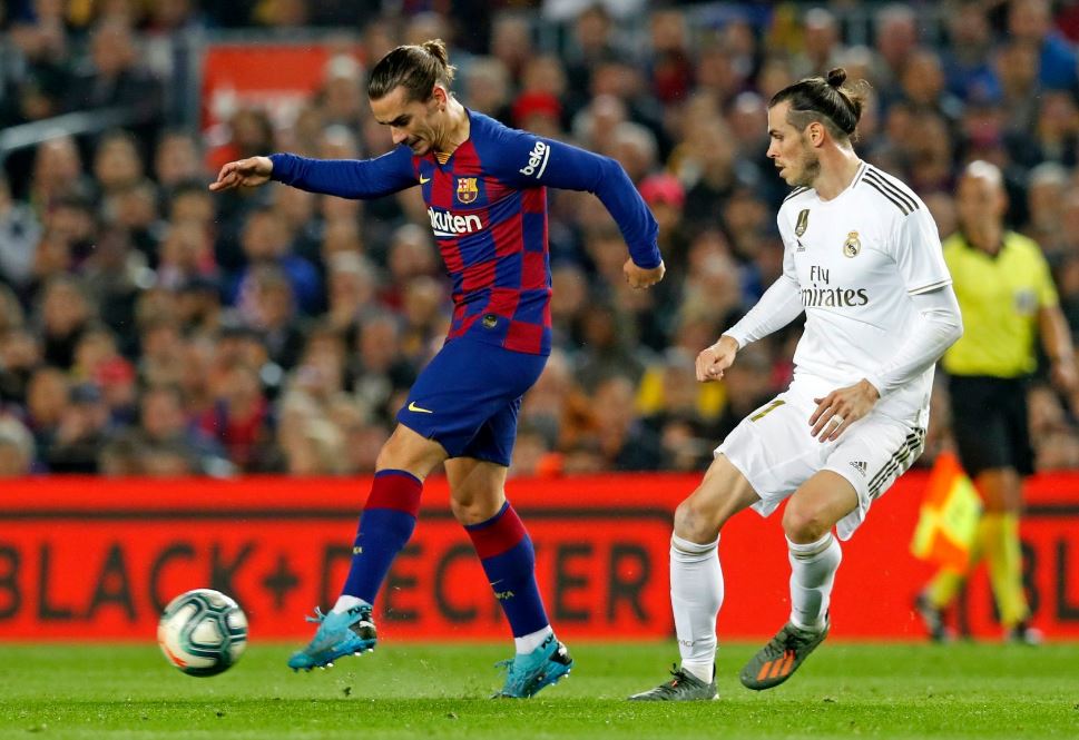 Griezmann y Gareth Bale disputan un balón