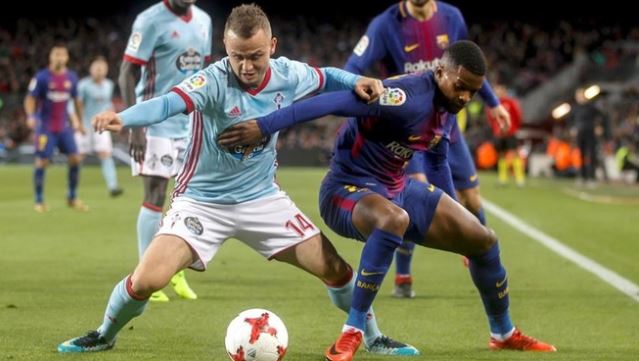 Lobotka cubre el balón en un juego ante el Barcelona 