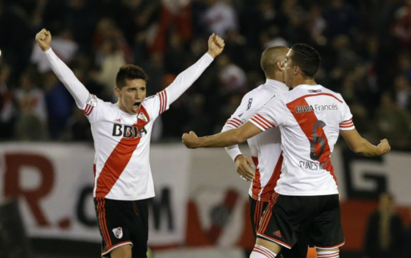 El mediocampista argentino festeja gol con River Plate, equipo que lo debutó