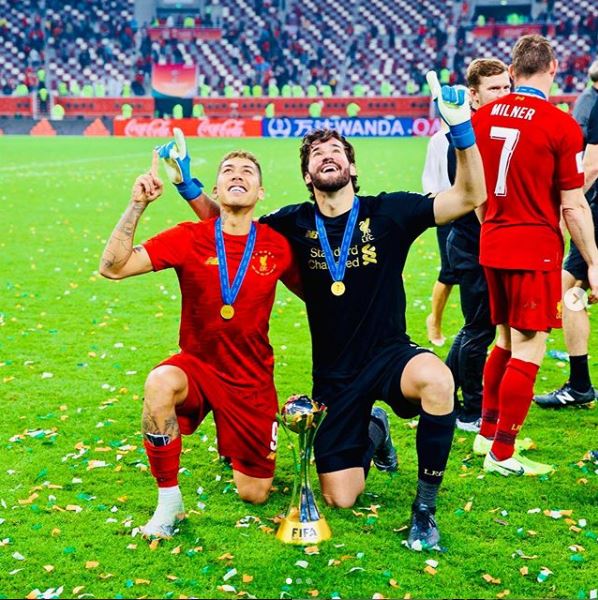 Firmino y Alisson festejando el título de Mundial de Clubes