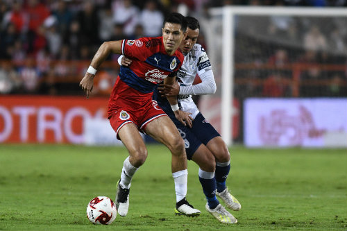 Jesús Molina y Luis Chávez disputan un balón durante el partido
