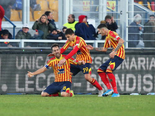 Jugadores del Lecce festejan el gol