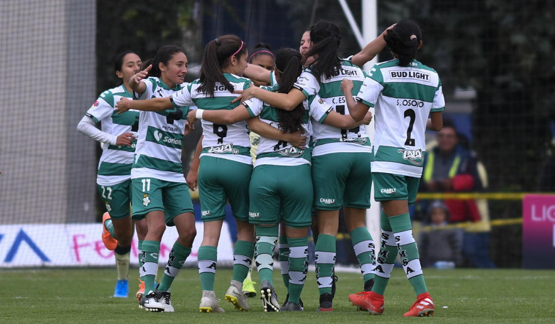 Jugadoras de Santos Femenil celebrando un gol