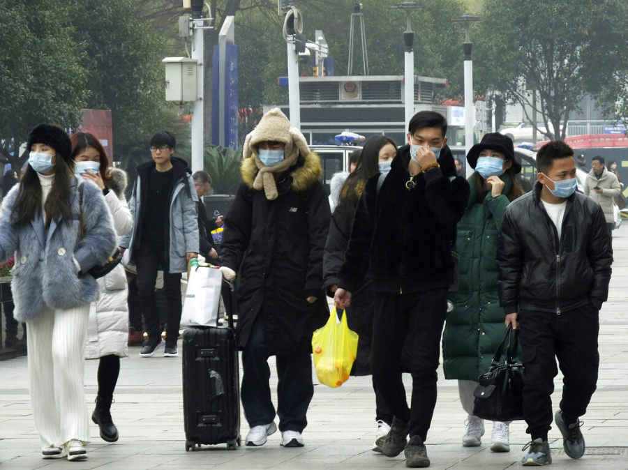 Habitantes de China, donde se originó el virus, con tapabocas